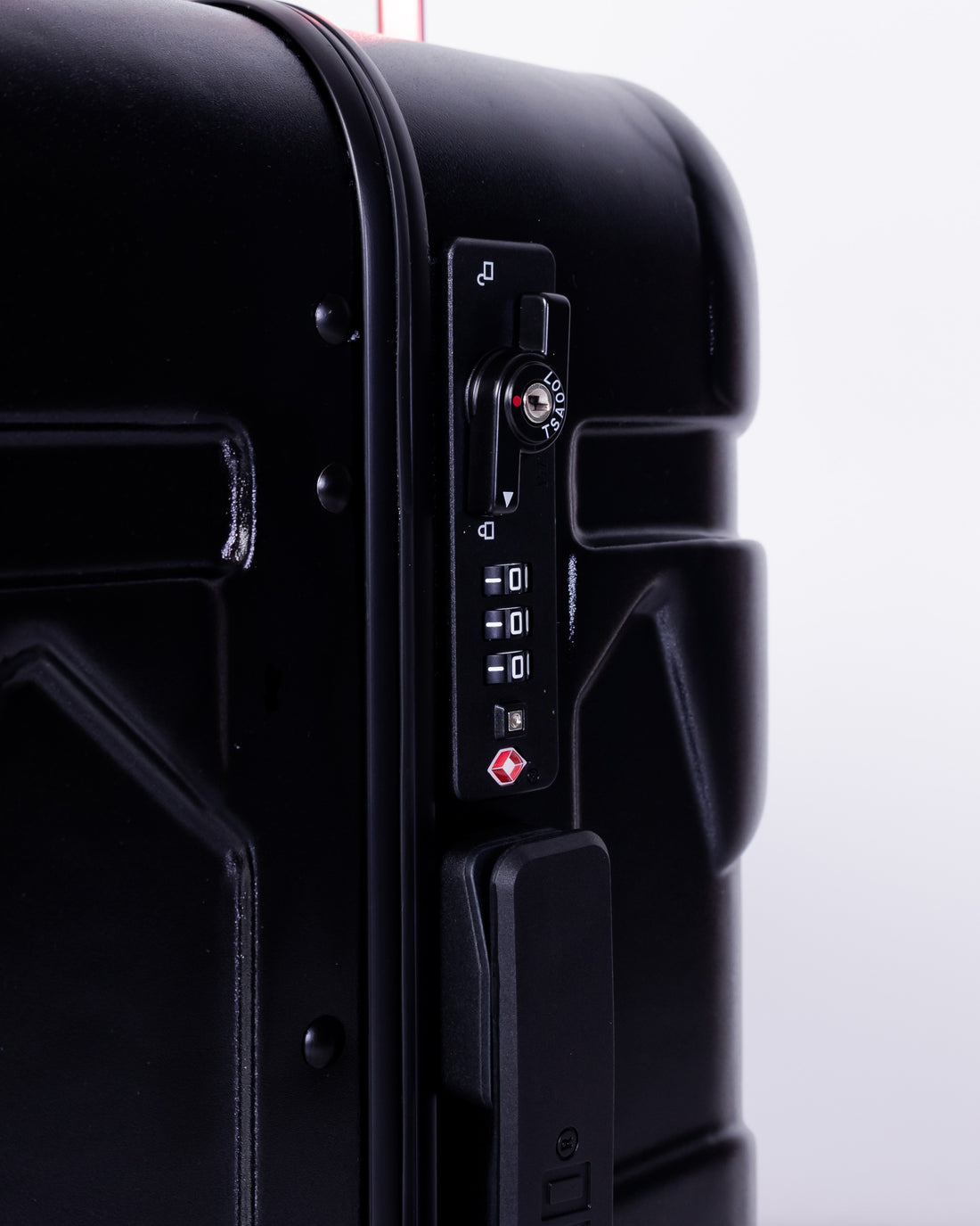 Mold Ed Black Carry-on Luggage 910cl169nsz