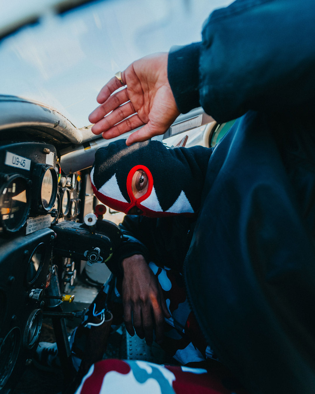 Vertical Shark Eye Ski Mask  910hw340nsz