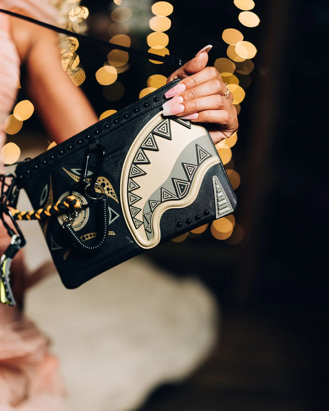 AI WONDERLAND GOLD AND BLACK CROSSOVER CLUTCH